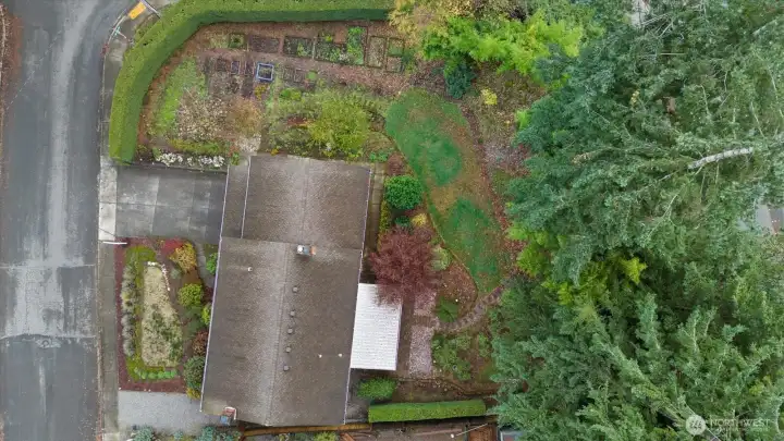 Nice corner lot, flat