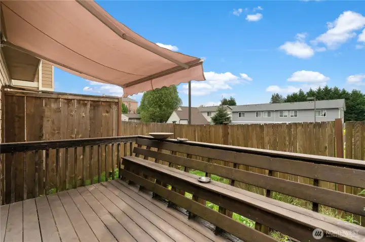 With room for everyone, this deck is excellent for parties.
