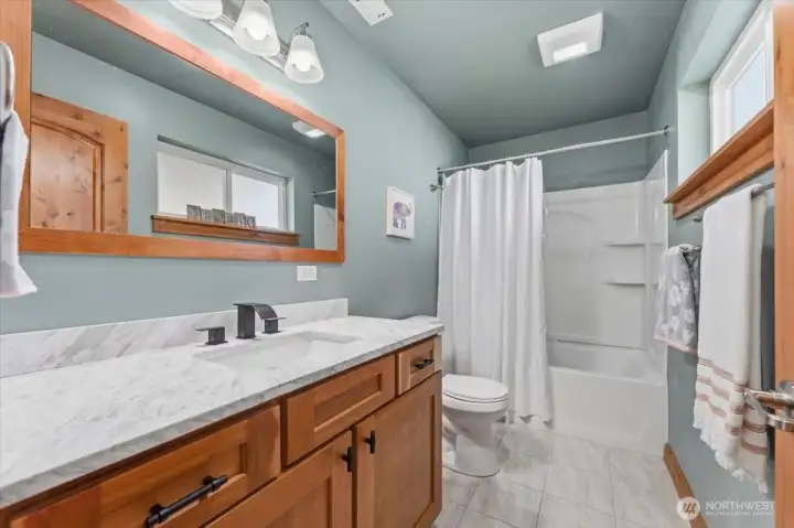 Lower floor full bath