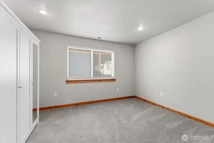 Lower floor office/bonus room
