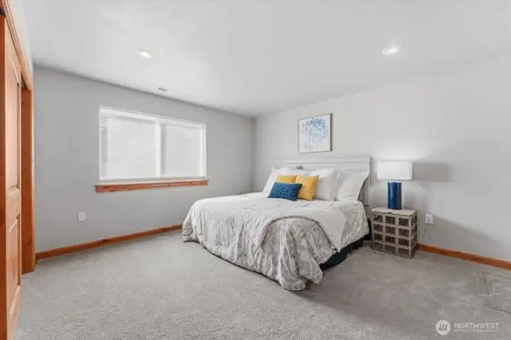 Lower floor bedroom w/en-suite bathroom