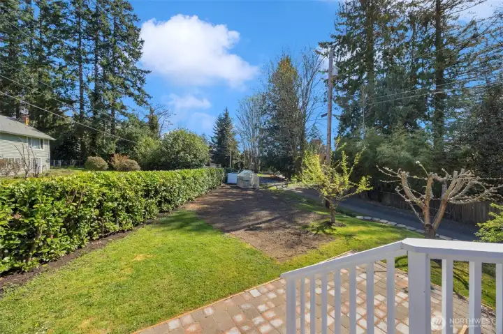 Garden space with Greenhouse