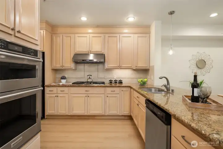 5-burner gas range with new hood vent