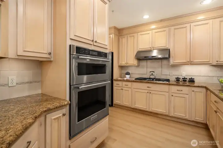 Oven and microwave new in 2024