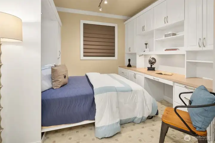 Flexible guest suite with custom Murphy system