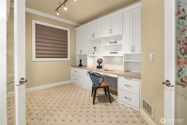 Multi-purpose room / office + guest space provides the ultimate in flexibility