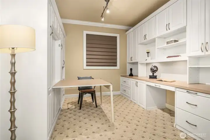 Additional desk space is perfect for WFH while giving you the functionality of a 2-bedroom without sacrificing openness or flow.