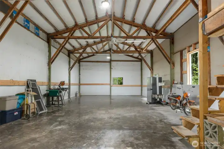 Wonderful shop space for all your needs! Wonderful shop space for all your needs!