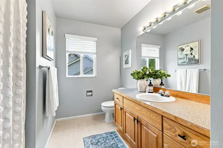 Upstairs Main Bathroom