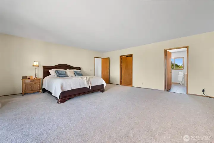 Walk in closet with 2nd washer and dryer Walk in closet with 2nd washer and dryer