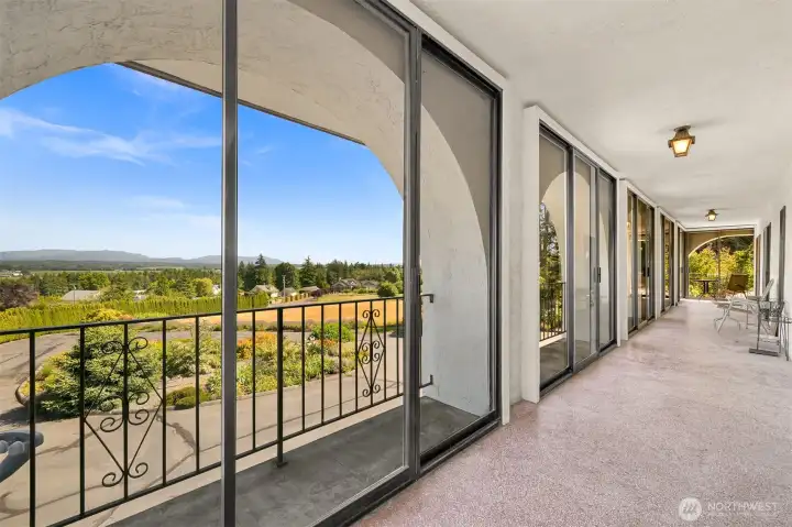 Massive sunroom upstairs with amazing views Massive sunroom upstairs with amazing views