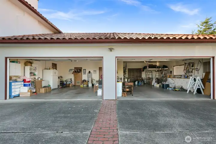 Large 1280 sq ft garage. Makes the perfect shop Large 1280 sq ft garage. Makes the perfect shop