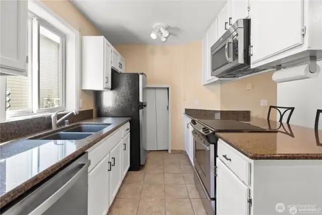 Enjoy ample of counter and cabinet space!