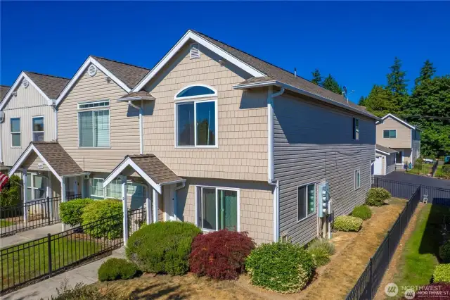 Wonderful adn charming curb appeal and the added bonus of a corner unit!