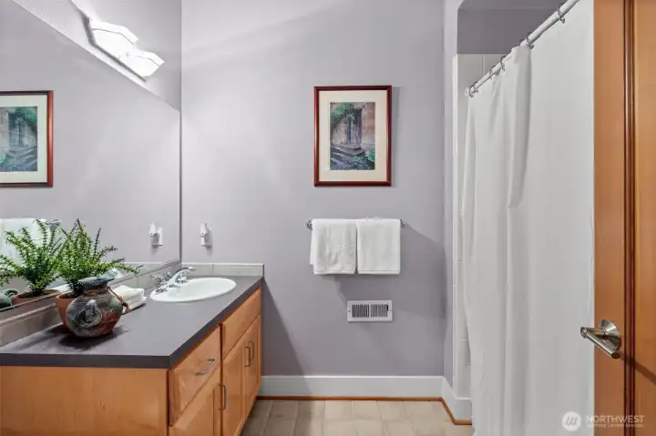 Ensuite, full bath in bedroom 4