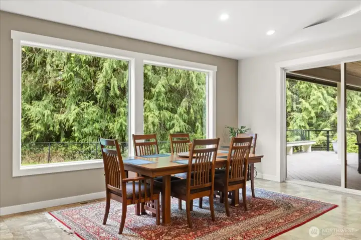 Dining room w amazing property views.
