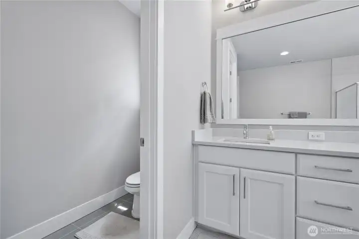 Upstairs bathroom between the two bedrooms