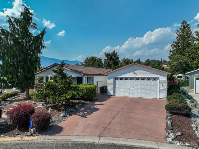 Landscaped corner lot on the culdesac