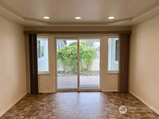 Dining area w/ access to deck