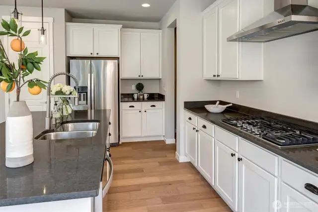 Quartz counters, gas cooking and stainless steel appliances