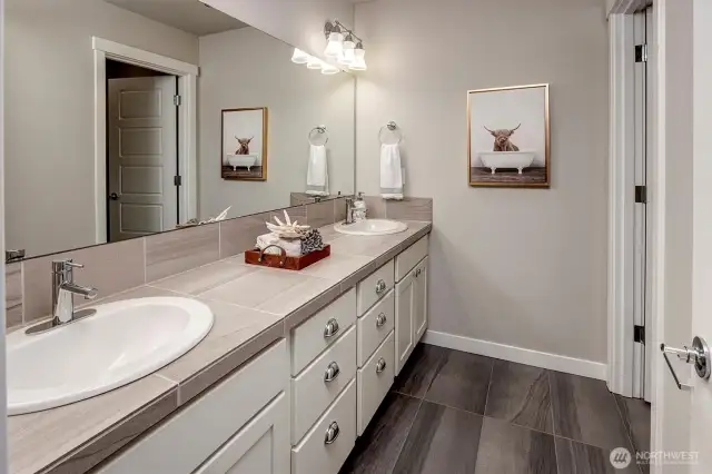 Upper bath with double sinks and tub/shower combo