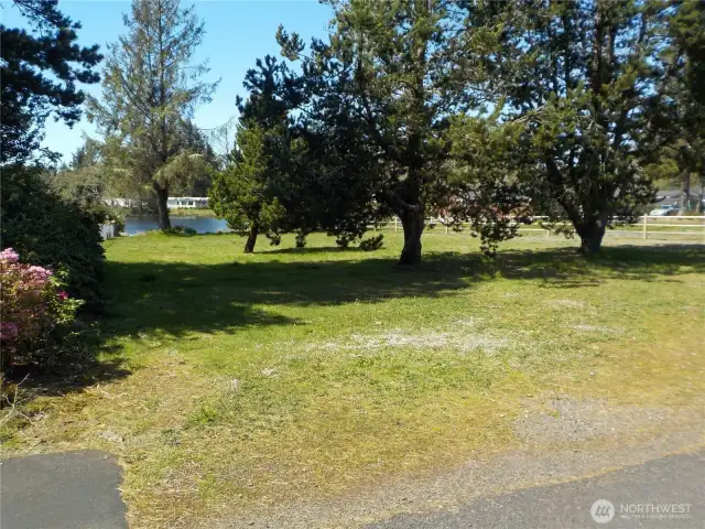 HUGE COMMON AREA N/S OF HOME NORTH SIDE