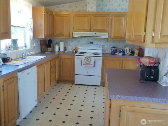 PASS-THRU KITCHEN AT BOTH ENDS