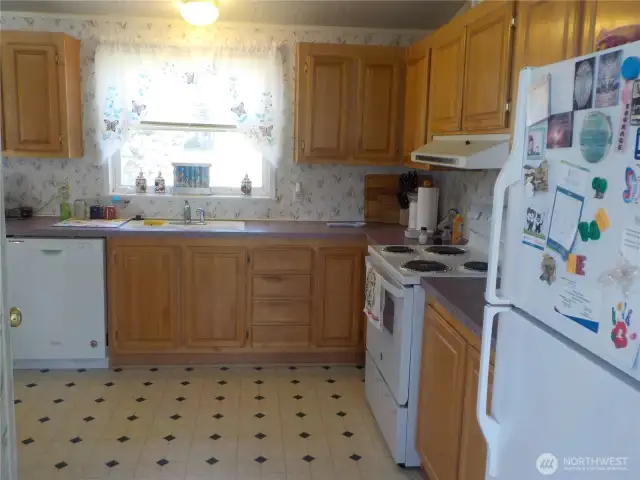 AMPLE CABINETS & COUNTERS