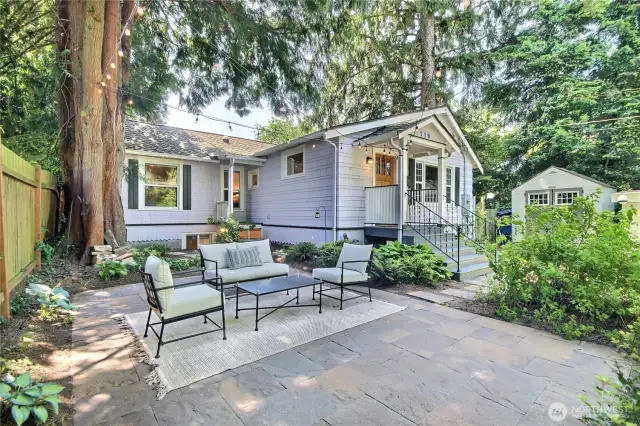 Oversized front Patio perfect for Entertaining!