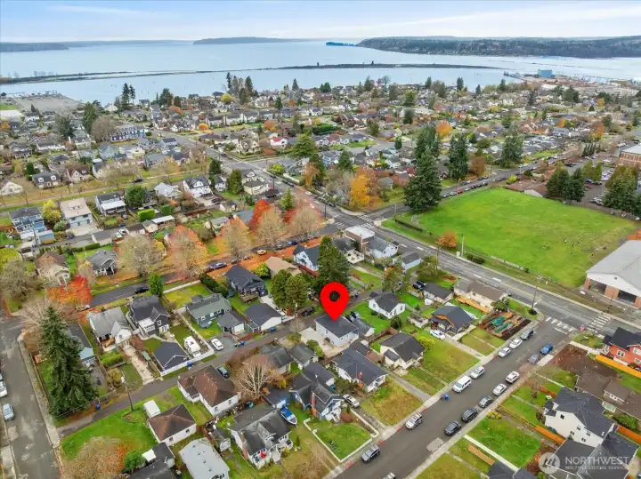 LOCATION JACKPOT! One of Everett's most desirable neighborhoods.