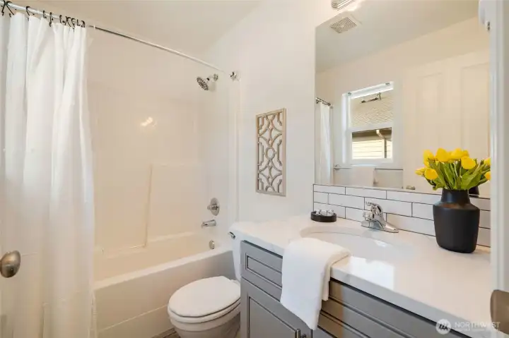 The full bath in the hall.