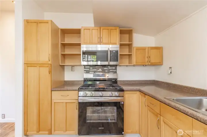 Kitchen highlighted by a gas stove/oven, offering excellent cooking performance and control.