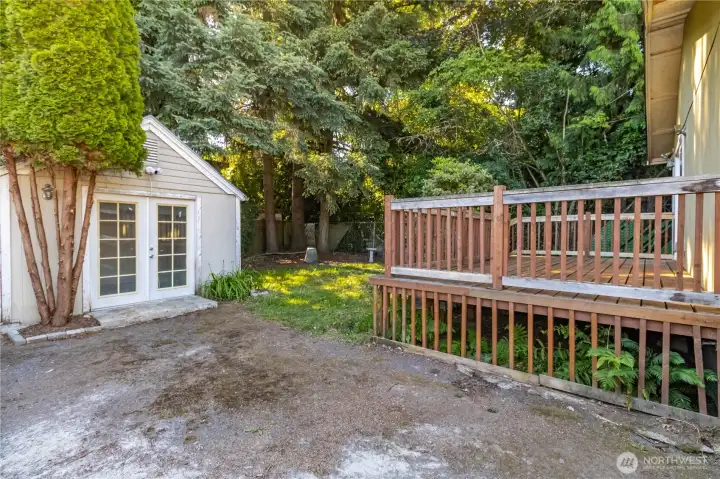 Flexible studio/craft/office/den—perfect for creative use, work, or relaxation.
