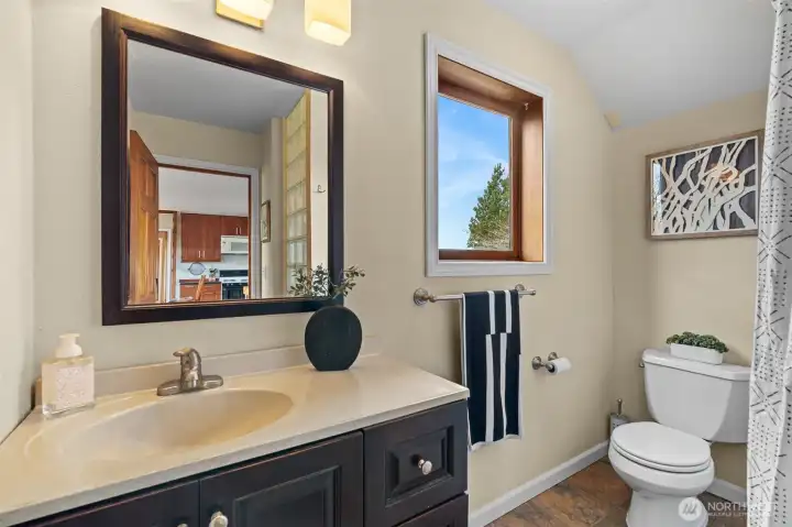 Upper floor full bath