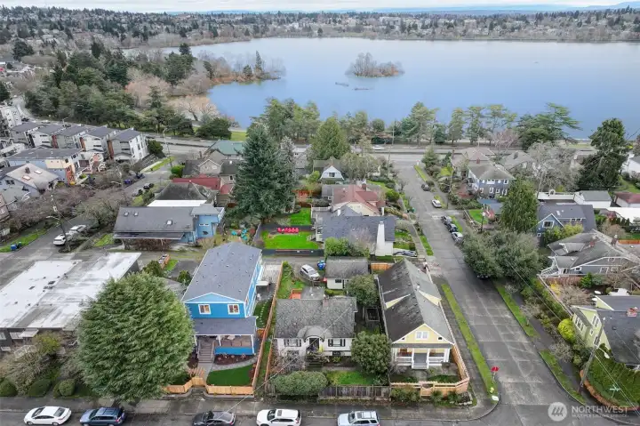 Walkable neighborhood one 1 block to Greenlake!