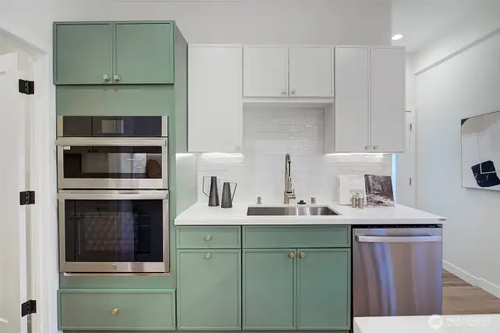 second sink- this kitchen is a chef's dream!