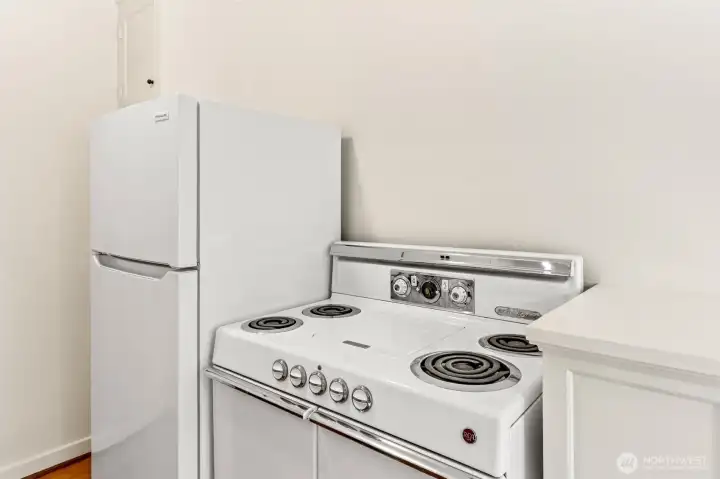 This stove is so cool! The middle burner (which is covered) is a flat grill - think pancakes! This stove is so cool! The middle burner (which is covered) is a flat grill - think pancakes!