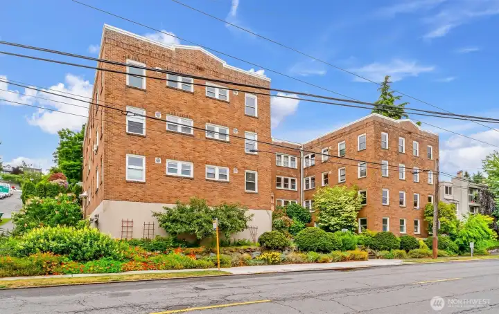 Set right on bus line, and walking distance to Seattle Center and Pike Place Market. Set right on bus line, and walking distance to Seattle Center and Pike Place Market.