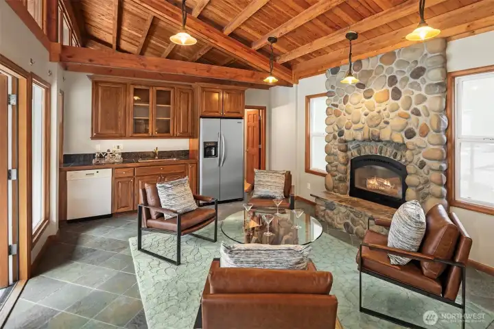Spacious detached pool house - complete with kitchenette and bathroom!