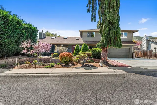 Gorgeous curb appeal.
