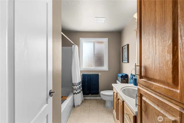 Upper level full bathroom.