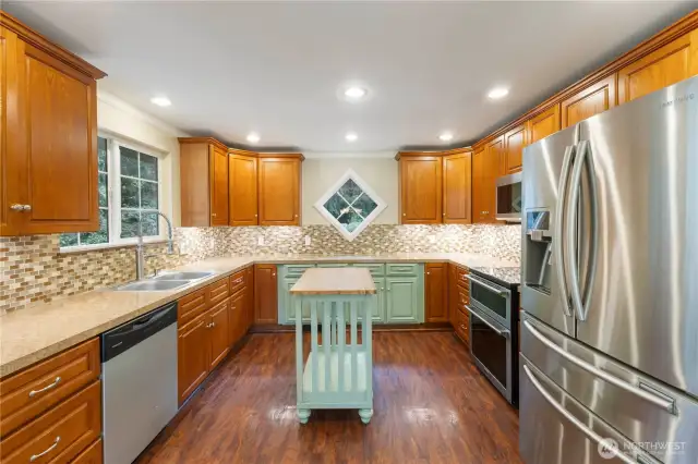 Modern Kitchen with Tile and Stainless Appliances
