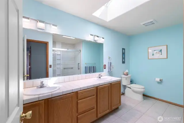 Primary en suite bath