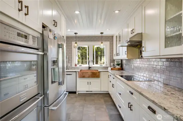 Looking for a dream kitchen that is practical yet stylish? The combination of tile flooring for effortless cleaning and ample storage solutions makes for a space that's both functional and inviting. Whether it’s a quick meal prep or a full-on culinary adventure, having everything organized and within reach can make all the difference.