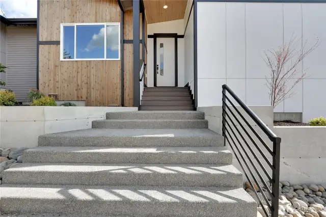 Covered front Deck w/views of River & East Valley