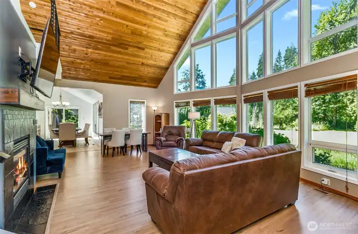 What an inspiring space in which to relax and entertain.