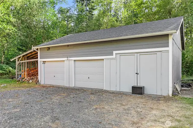 Wonderful 3 bay shop. 1080 Square ft plus lien to.