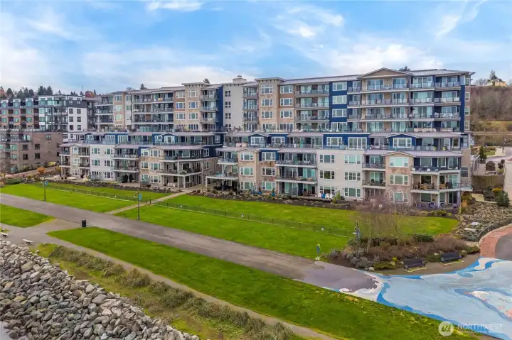 This angle showcases the Point Ruston promenade that runs directly in front of the community, offering scenic views and easy access to local attractions. The blend of coastal scenery and thoughtfully designed public spaces enhances everyday living.