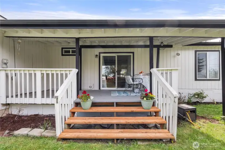 Front porch perfect for entertaining