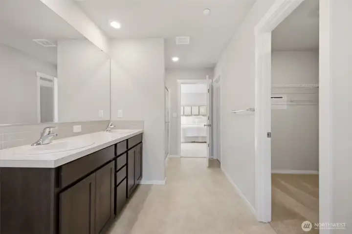 Huge ensuite w/WIC